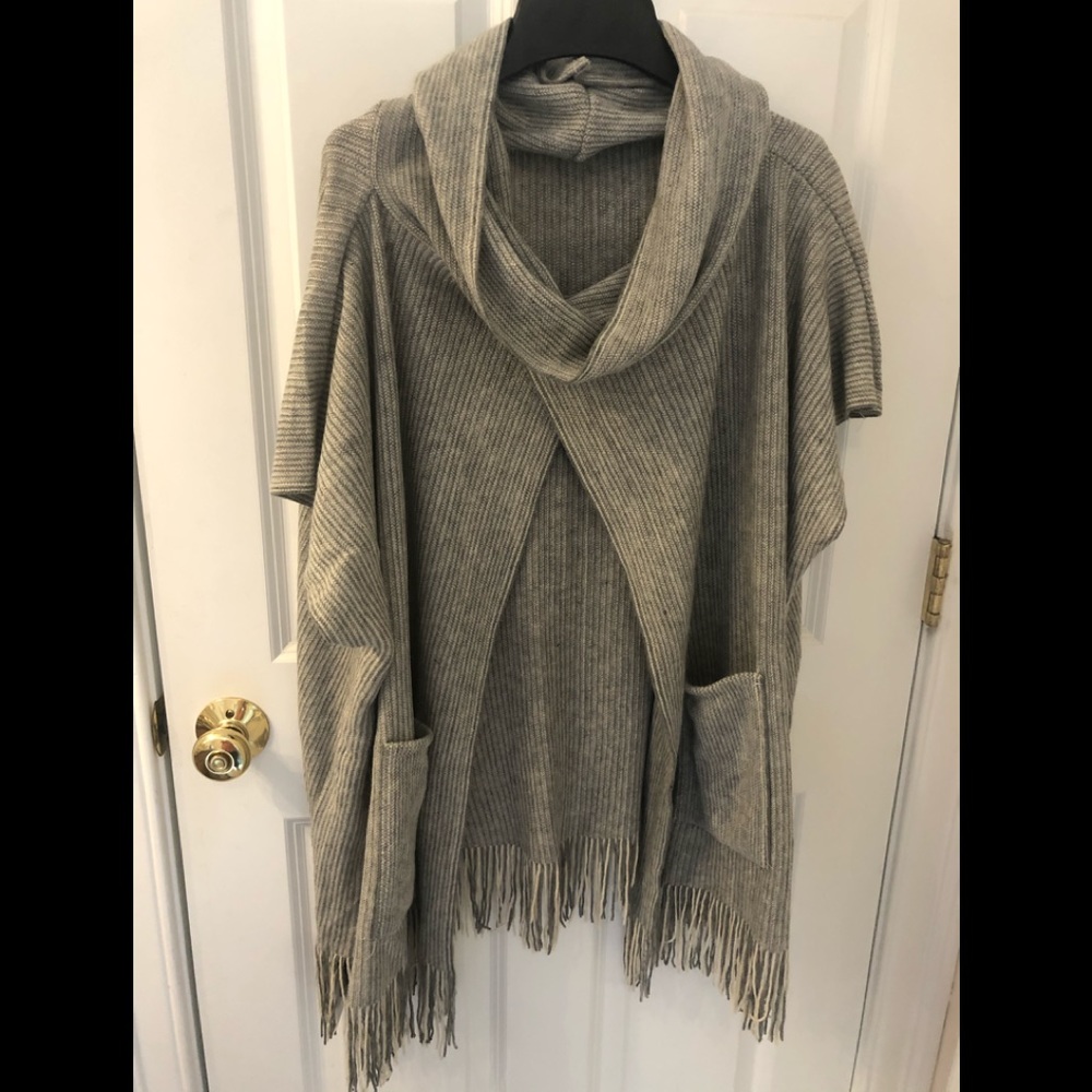NWT Mia & Tess poncho